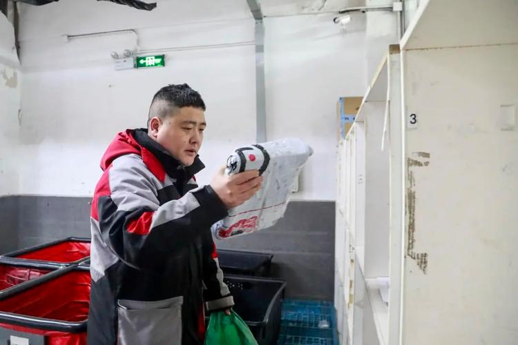 安徽淮南顺丰快递小哥日常是怎样的?-第2张图片-陕西物流货运 安徽淮南顺丰快递小哥日常是怎样的?-第2张图片-陕西物流货运